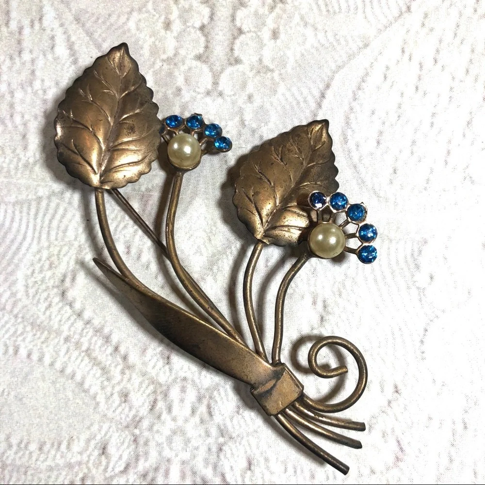Stunning vintage delicate flower pin blue stones